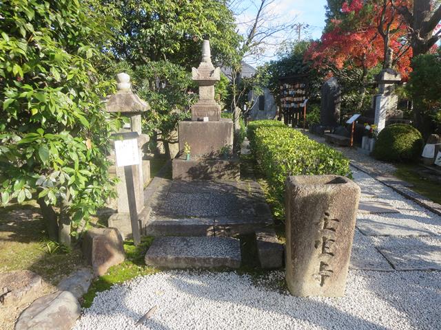 壬生寺歴代住職供養塔