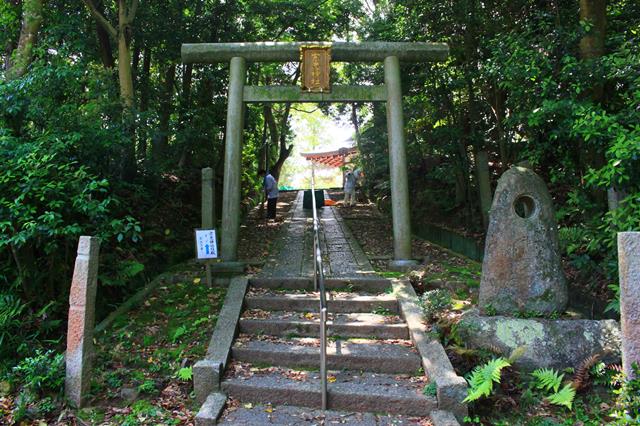 宗忠神社の鳥居と石碑