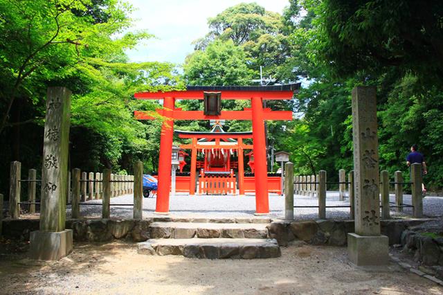 鳥居と石標