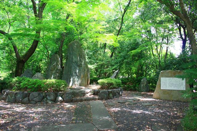 紅もゆる丘の花の歌碑