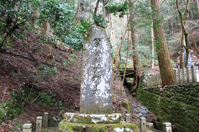 箏曲稚児桜之碑